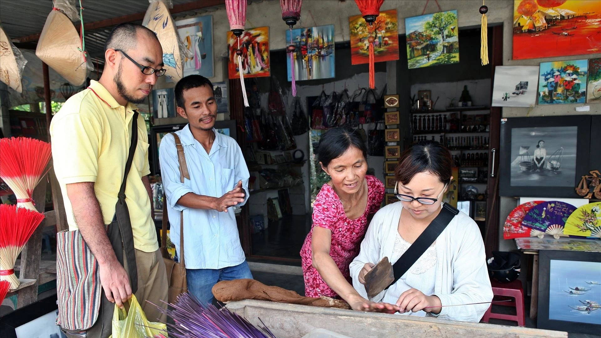 Day tour | Ancient Hue Costume tour (Huong Village – An Dinh Palace)